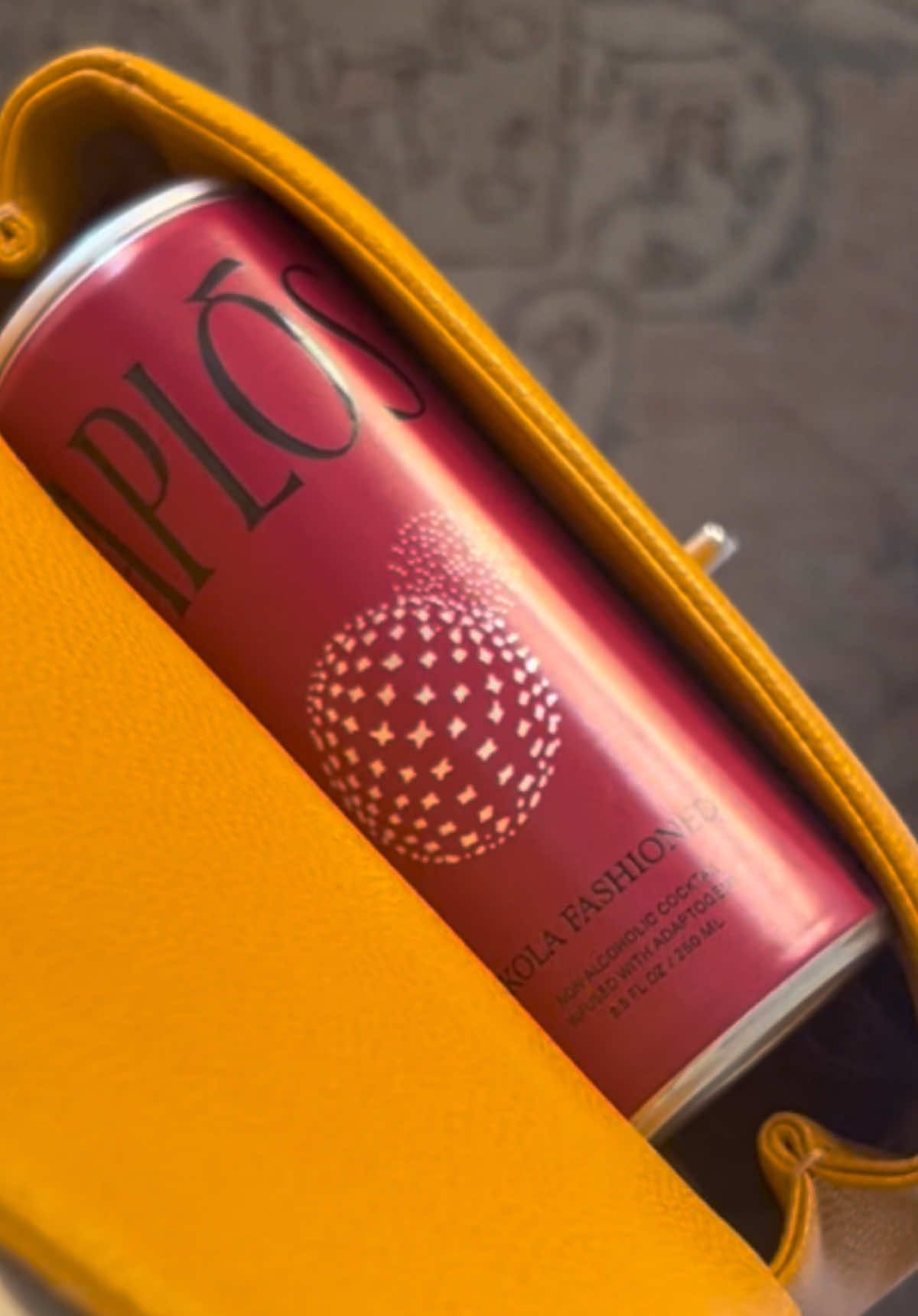 The girls that get it, get it. #nonalcoholicdrink #alcoholfree #sobercurious #whatsinmybag 