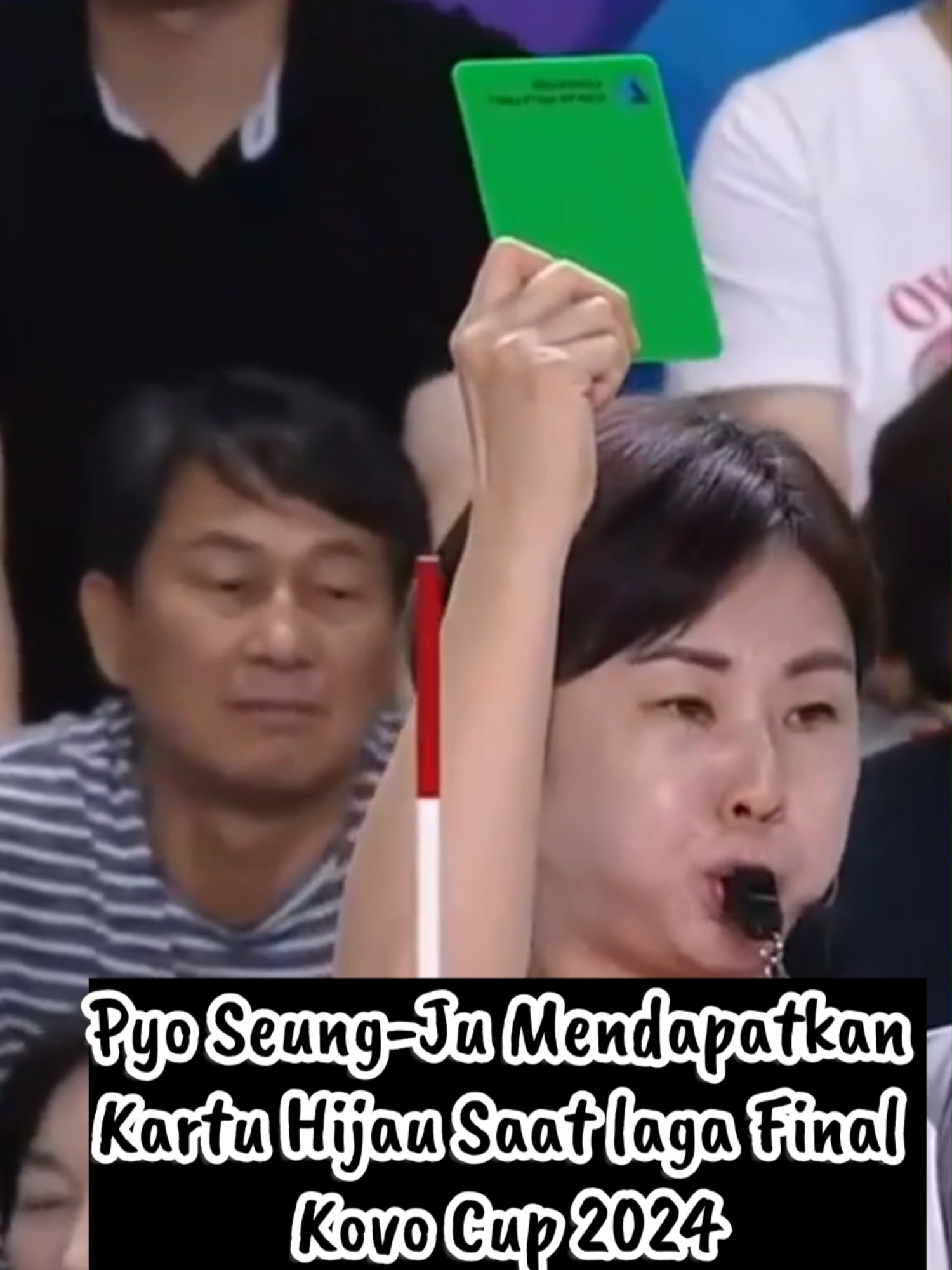 Pyo Seung-Ju dapat Kartu Hijau. Teman-teman tahu ga kenapa kok kartu hijau diberikan? #redsparks #volleyball #megawati #megawatihangestri #kovo