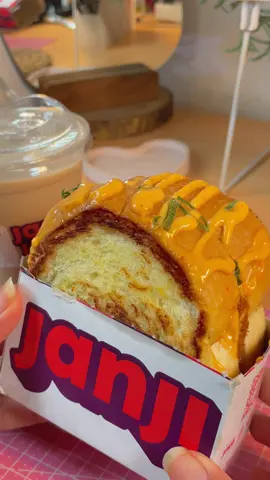 Kopi susu karamel + crispy chicken mentai jani jiwa 🎀💖@Kopi Janji Jiwa #kopijanjijiwa #janjijiwa #toast 