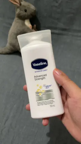 Ampuh mengatasi kulit kering. Vaseline memang bagus banget #vaseline #vaselineadvancedstrenght #fyp #promoguncang1010 #cuantanpabatas 