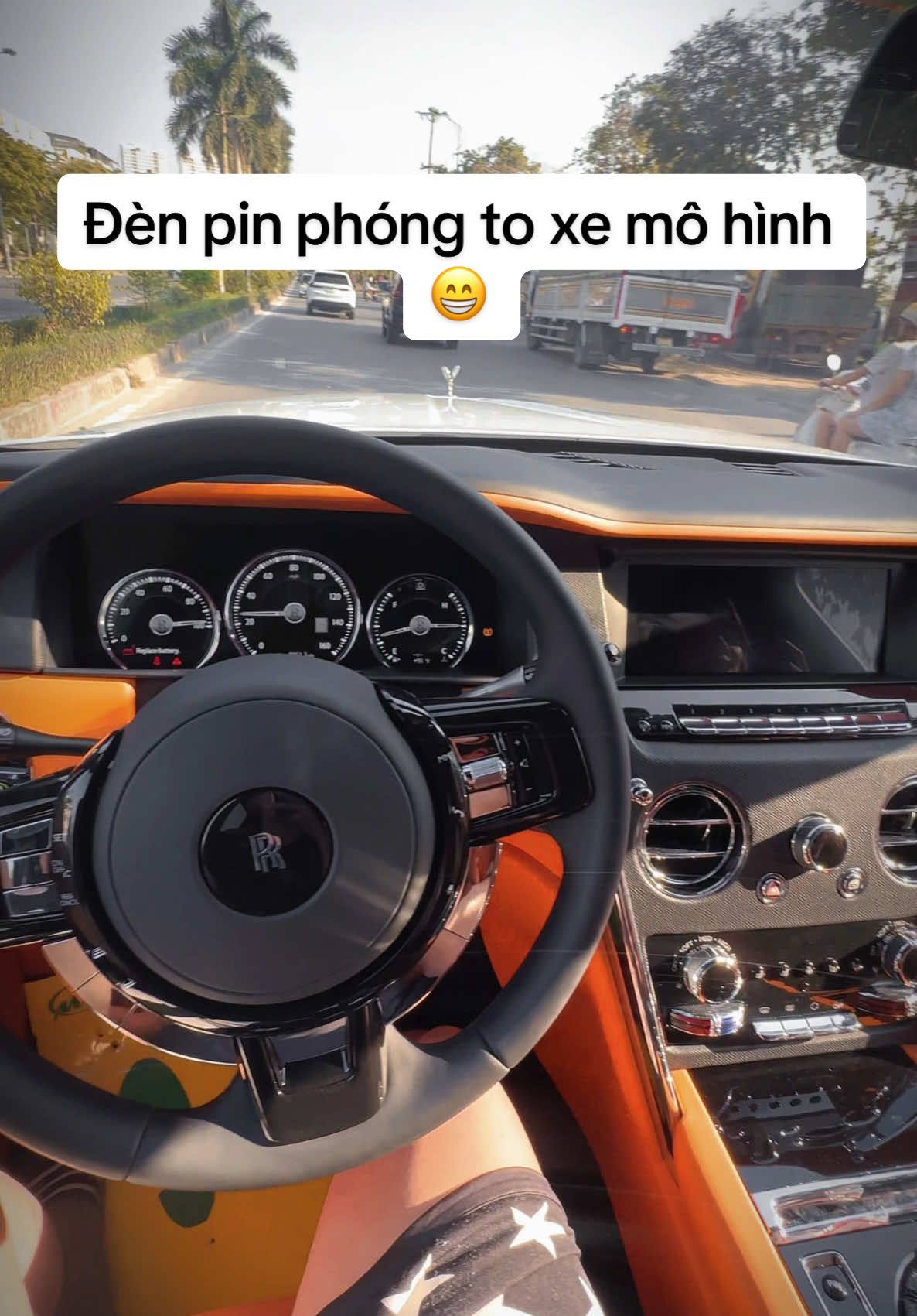 Em mới mượn được cái đèn pin phóng to🤣 mô hình nào cũng biến thành xe thật được ý 😁😁#mohinhlinhtran #rollsroyce #mohinhgaragelinhtran #mohinhgaragelinhtran #xuhuong