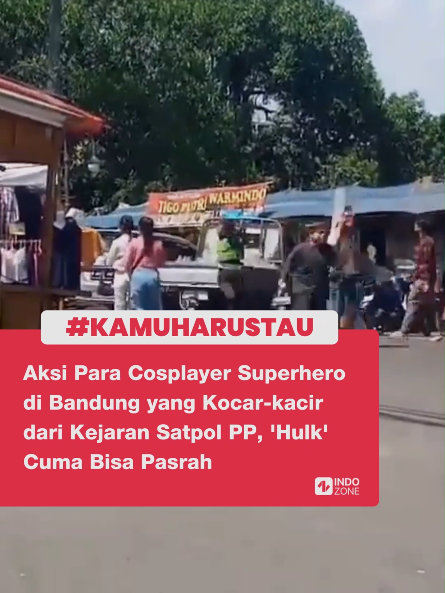 Siapa yang nyangka jika musuh terbesar 'Superhero' adalah Satpol PP!  Eits, jangan salah sangka dulu, sebab superhero yang dimaksud adalah mereka yang sehari-harinya bekerja sebagai cosplayer.   Tampak pada sebuah video beredar di media sosial, memperlihatkan para cosplayer di Bandung langsung kocar-kacir saat satpol PP tengah melakukan razia.  Kepanikan tak terhindarkan, membuat mereka berlarian ke sana ke mari, ada yang sepertinya lolos dari kejaran seperti Spiderman, Captain America hingga pocong. Namun ada pula beberapa yang tertangkap hingga sosok Hulk sampai tak sanggup lagi untuk melarikan diri.  Video: TikTok/denzahmad87  [Baca berita dan informasi menarik lainnya hanya di www.indozone.id]