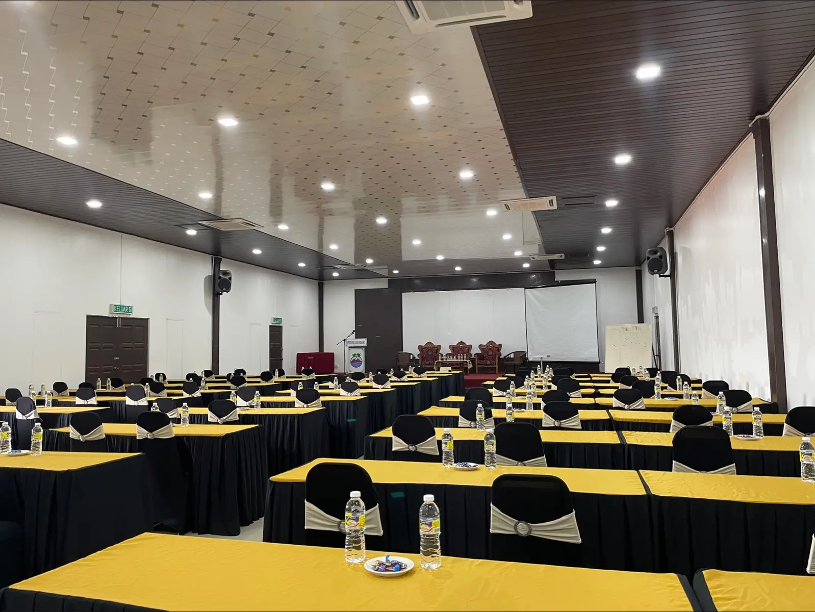 Persiapan Dewan Diamond untuk program seminar SPM pada 9 - 10 Oktober 2024 anjuran INSTITUT PENGURUSAN DAN INTEGRITI NEGERI (INSPIN). Cantik dan luas kan dewan ni ? Haa… dewan ni sangat sesuai untuk seminar, bengkel dan taklimat. Yang mana masih mencari dewan tu, boleh tekan link di bio untuk tempahan dengan segera 🥰 #resortkedah #pakejdewan #tasikpendang #dewanmurah #kedahdarulaman #pakejmurah #pendanglakeresort #xyzbca #fyp 