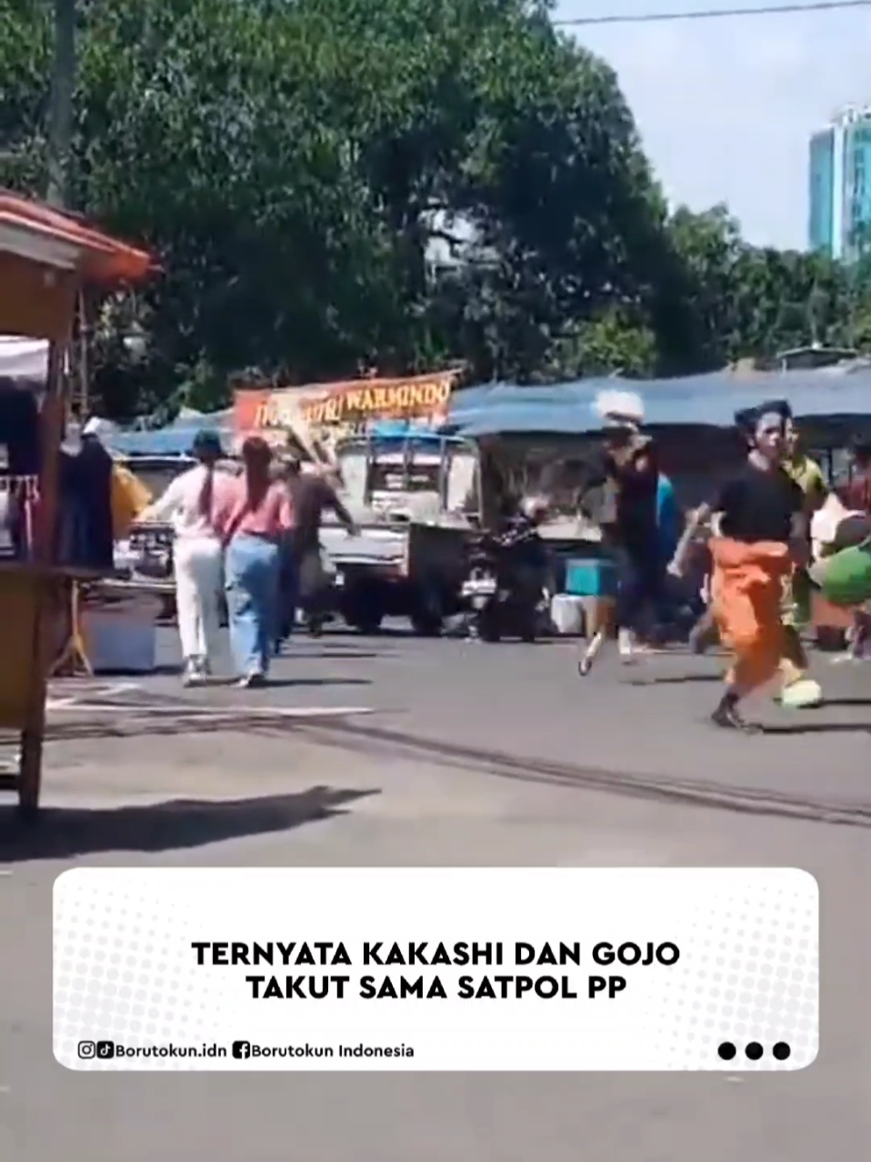 Selain Kakashi dan Gojo, ada juga para superhero yang lari kocar-kacir dikejar oleh satpol pp dan Hulk nampak sangat pasrah 😂 Dan ternyata video ini hanya proses syuting film 😅 Sc : denzahmad87 #fyp #fypシ゚viral #boruto #borutotwobluevortex #borutotimeskip #cosplayerdikejarsatpolpp #cosplayer #gojo #cosplayerviral #borutonarutonextgenerations #mangaboruto #borutotbv