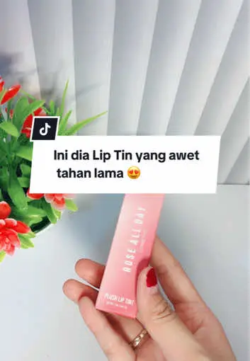 Ga usah ragu buruan cobainn tinggal pilih warna favorit yg cocok di bibir. Salah satu yg kupake shade “Opera Night” tekstur lip tin ringan, ada efek glossy, dan termasuk awet di bibir ceunah 😍 #liptin #roseallday #staylong #awet 