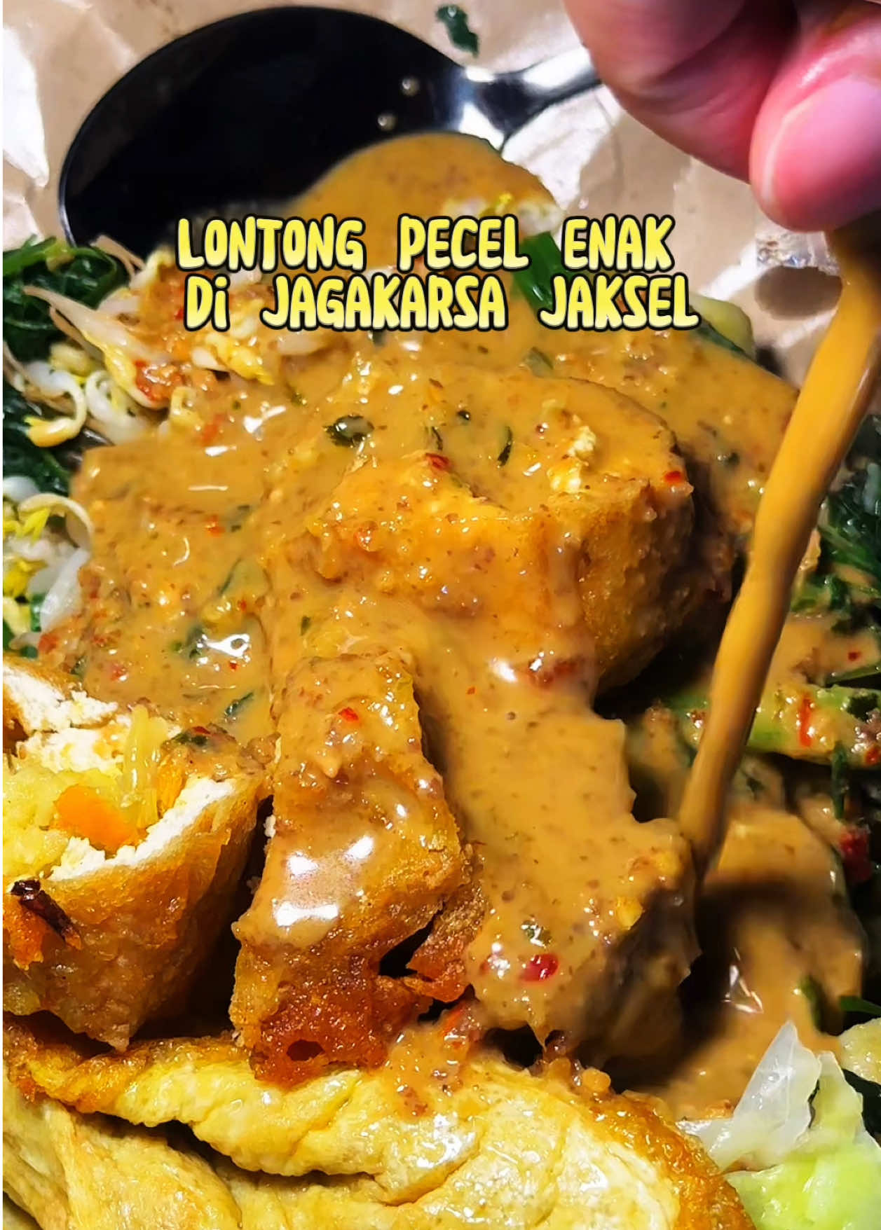 Pecel lontong tapi porsi tukang gali?! Gak cuma porsinya yang melimpah, bumbu kacangnya medok dan kencurnya kerasa banget, sayurannya seger pula. Harganya mulai dari 10 ribuan aja. Mie pecelnya juga mantap, apalagi kalau dimakan bareng gorengan. 🌶️🔥 📍Pecel Lontong Mbayu 📌Jl. Jeruk Raya No.31, Jagakarsa, Jakarta Selatan. #PecelLontong #JagakarsaKuliner #LontongPecelEnak #KulinerJakarta #KulinerMurah #pecelsayur #JakartaFood #KulinerJagakarsa #KulinerJaksel #lontongpecel #kapancobain