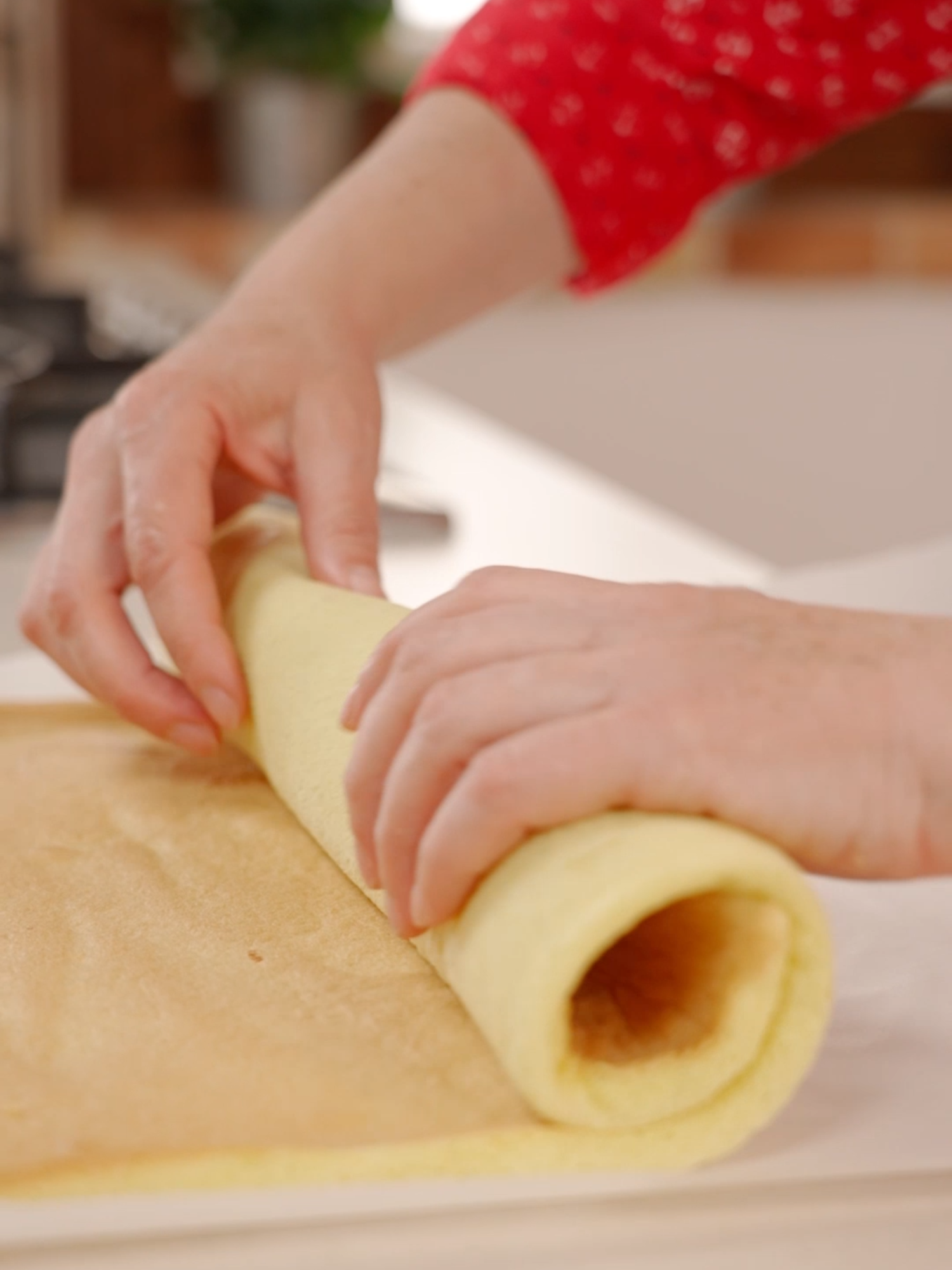 PASTA BISCOTTO PERFETTA Una preparazione base molto facile per realizzare rotoli farciti in mille modi diversi. INGREDIENTI 5 uova 70g zucchero 70g olio di semi 50g farina (o amido di mais) 1 limone (scorza) PROCEDIMENTO Prendiamo due ciotole e dividiamo i tuorli dagli albumi. Iniziamo con l’aiuto delle fruste elettriche a montare gli albumi a neve, aggiungiamo lo zucchero poco alla volta e montiamo bene fino a quando non si sarà ben amalgamato. Incorporiamo i tuorli uno alla volta e continuiamo a mescolare con l’aiuto delle fruste. A questo punto aggiungiamo la scorza di un limone e mescoliamo. Uniamo con l’aiuto di una frusta l’olio di semi poco alla volta. Versiamo la farina (o l’amido di mais) setacciata e amalgamiamo bene delicatamente. Rivestiamo una teglia 35x35cm con carta forno e versiamo all’interno l’impasto. Con l’aiuto di una spatola livelliamolo bene. Inforniamo a 180°C per 13-15 minuti in forno statico, oppure in forno ventilato a 170°C per lo stesso tempo. Una volta pronto, sforniamo e lasciamolo raffreddare qualche minuto, rovesciamo la base su un foglio di carta forno pulito e delicatamente rimuoviamo il foglio usato in cottura. Lasciamo raffreddare completamente il rotolo prima di farcirlo e arrotolarlo! #pastabiscotto #recipe #ricettafacile #benedettarossi #fattoincasadabenedetta #cucinaitaliana