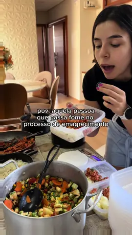Passar fome? Seguidora minha não!!!! Por aqui vocês aprendem que manter a saciedade é um dos pilares pra emagrecer sem sofrimento! Então aprende a encher teu prato dos alimentos baixos em calorias e ricos em fibras: vegetais, folhas verdes e grãos integrais 🫵🏻 E lembra de te inscrever no Desafio 15 Dias No Fico 3.0 pois nele eu vou te ensinar a montar tua dieta pra que tu emagreça sem passar fome 💜 Manda esse reels pra amiga que só come arroz e frango 💀💀💀 #dieta #emagrecimento #fibras 