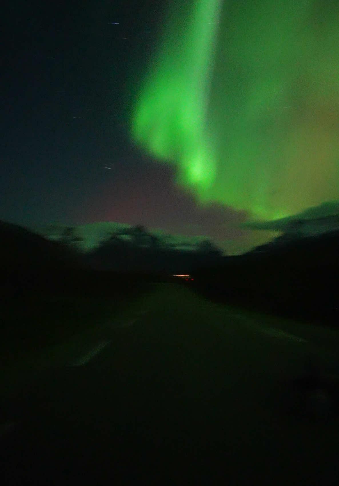 Powerful aurora last night in the skies above Lofoten 💚😍 @Lofoten Insight  #northernlights #auroraborealis #nordlys #nordlichter #revontulet #norge #norway #noruega #traveltiktok #bucketlist #cme #spaceweather 