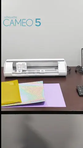 El plotter de corte Cameo 5 es ideal para todo tipo de creación. Con su alta precisión y velocidad tendrás una herramienta de trabajo facil de usar. #novocolor #cameo5 #Silhuette #plotter #emprender #plotterdecorte #personaliza #manualidades 