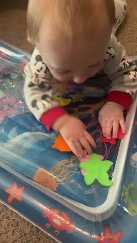 #tummytime #water Love these  water mats for tummy time 🙌🙌