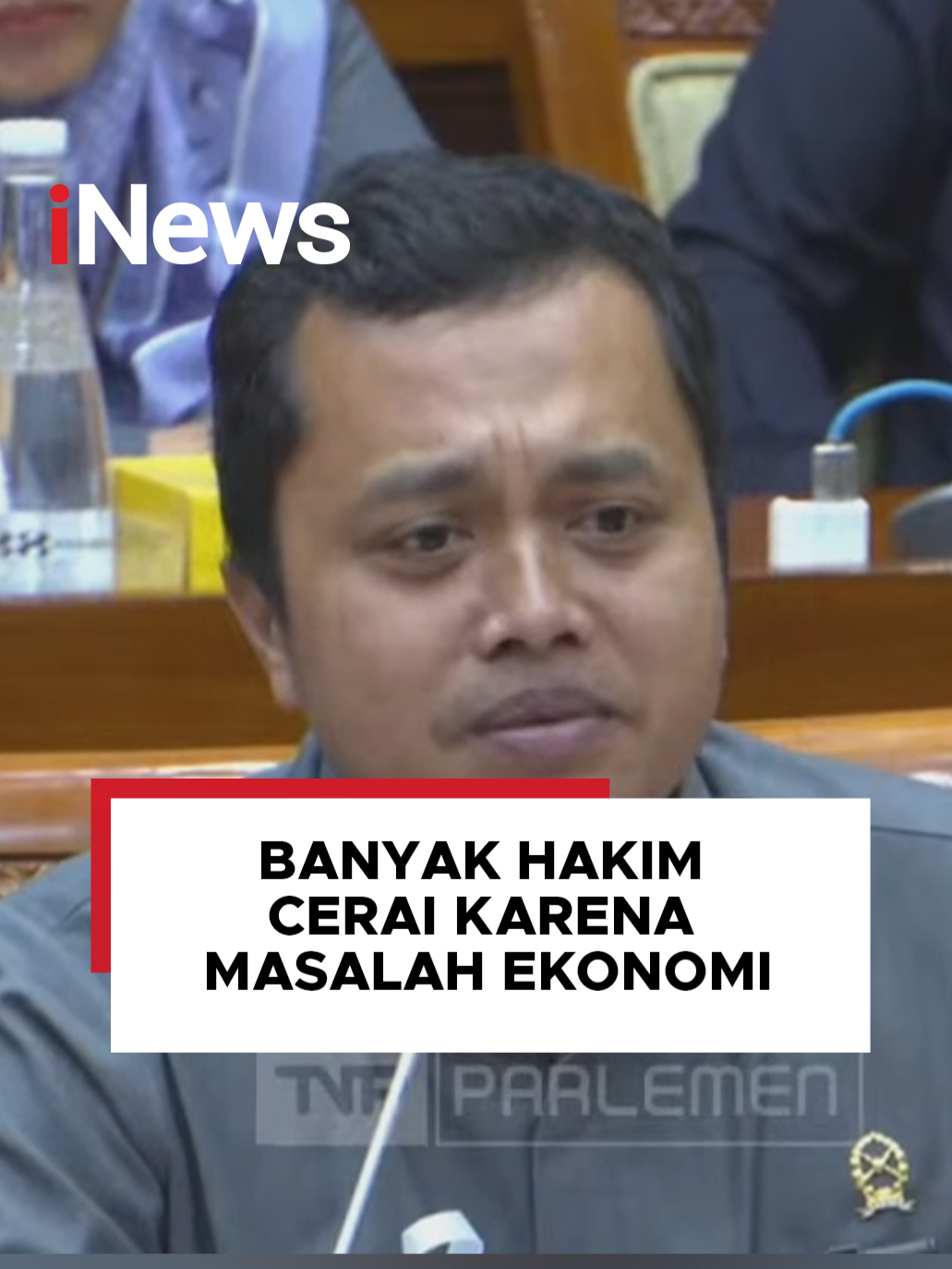 Hakim Pengadilan Negeri (PN) Sampang, Aji Prakoso menangis saat menuntut kenaikan gaji kepada pimpinan DPR RI di Kompleks Parlemen, Senayan, Jakarta, Selasa (8/10/2024). Aji curhat mengenai sulitnya menjadi hakim di Indonesia. Pasalnya, banyak hakim yang tidak punya banyak waktu luang untuk mengurusi kehidupan pribadinya. Hingga banyaknya perceraan karena kesulitan ekonomi. Dia datang bersama hakim lainnya di bawah kelompok Solidaritas Hakim Indonesia (SHI). #Hakim #Cerai #Ekonomi #GajiHakim