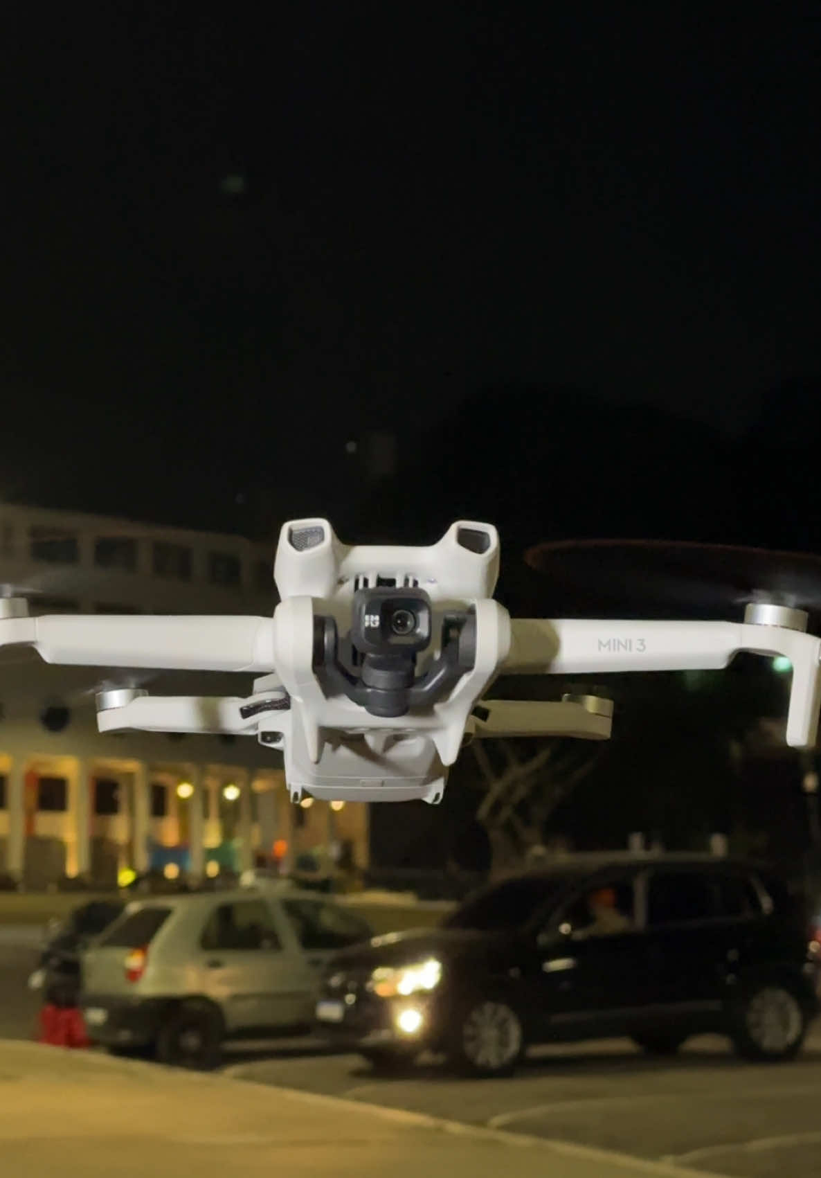 Umas das perguntas que mais recebo:  MAX qual melhor drone para voar a noite? Fiz o teste ! Ontem fui ao Estádio do Pacaembú e voei com o DJI MINI 4K, MINI 3, MINI 4 PRO e NEO e com o FIMI MINI 3. Quer saber o resultado ?  Preciso da sua ajuda para escolher o primeiro vídeo para postar 👇🏾 Comenta abaixo. 