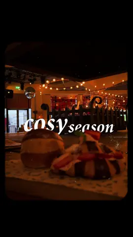 It’s time to cozy up… We’ve got warm fires, hearty meals and fun games. What else would you need? #albertsschloss #albertschloss #spookyseason #tiktokfood #cosyseason #autumnfalls #cosyvibes 