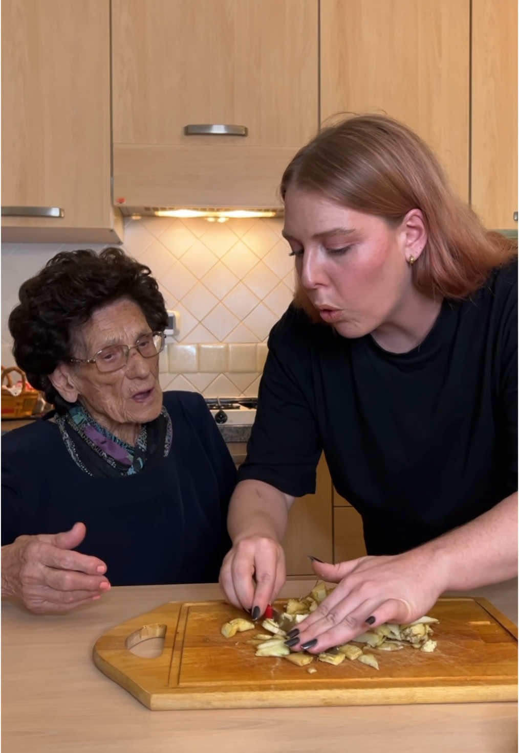 In cucina con la Supremah e @Mutti Pomodoro ✨  Io e nonna abbiamo cucinato insieme un piatto che mangiamo sempre in famiglia, le melanzane ripiene, ma con un piccolo cambiamento: il Ragù alla Mutti 100% Vegetale perché anche le tradizioni possono cambiare, un po’ come la Supremah in questi 100 anni. #RagùallaMutti #100x100vegetale #adv 