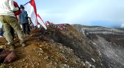 pertama kali seumur hidup upacara bendera 17 Agustus 2020 di gunung DEMPO 3159 MDPL.  #atapsumsel #gunungdempopagaralam 