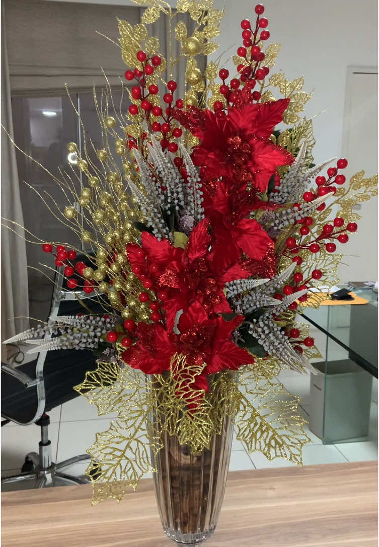 Uma linda inspiração de arranjo natalino! ✨🎅🏻🎄 #natal #decoraçãonatalina #arranjonatalíno #decoration 