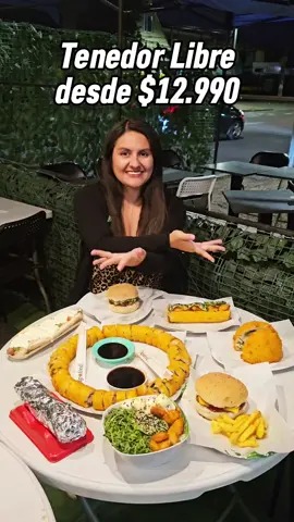 En @streetfood.chile18 puedes disfrutar de su delicioso tenedor libre desde los $12.990 🤭 y lo mejor es que puedes pagar con ma Junaeb 👌🏻✨️ Podrás comer ricos completos, pizzas, churrascos, sushis, gohan, waffles, sushipletos, handroll y muuuuuucho más 😋 📍Halcón 584, Maipú a solo minutos del metro Las Parcelas (L5) Etiqueta en comentarios a tu amig@ que debería invitarte a este tenedor libre 😃🙌🏻 #tenedorlibre #sushi #pizza #churrasco #waffles #hayqueir #telorecomiendo #maipu 