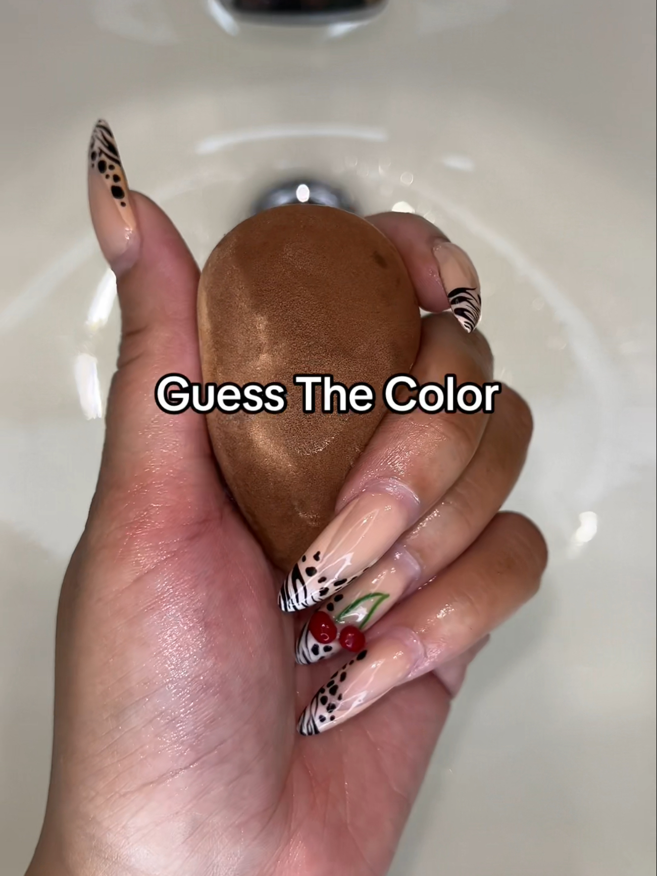 Who can do the dance ? 🤣 #guessthecolor#transformationvideo#brushcleaner#foryou#fyp#brushcleaninghack#beautysponge#makeuphacksforbeginners#lifehacks