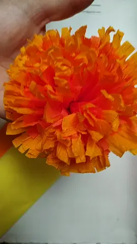 tutorial flores amarillas de papel #detallefemenino #fkoresamarillas #papel #21septiembre #flores #tutorial 