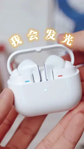 Galaxy Buds3 Pro 通透模式太赞了 ✨️💫 流线型设计的充电仓、耳机还有 Blade 呼吸灯效，真的太好看了 😯 ✨️ 平面高音扬声器  flat tweeter， 失真更小  ✨️ 双功放设计 bi amp，提升输出功率  ✨️ 支持 24 bit 96 kHz 无损音频 ✨️ 耳机 5.4g 、 充电盒 46g  ✨️ 续航 7小时 / 30小时 （开关降噪模式） YouTube 上了 Samsung Galaxy Buds3 Pro 的 【20种隐藏功能】，快去看 🤓✨️