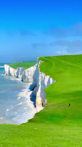 📍Seven Sisters Cliffs, East Sussex Straight out of a Studio Ghibli film ⛅️ #sevensisterscliffs #uk #brighton #travel #traveltiktok  #fyp #foryoupage #cinematography 