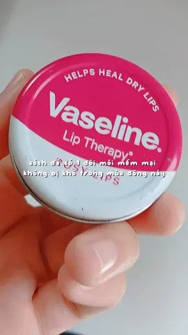 Sắp vào đông rồi đấyy☃️ !!! hong dưỡng môi kỹ là bị khô môi đó 😭 #lipcare #lipbalm #vaseline #goclamdep #sonduong  #fyp #viral #trookanh2k10 