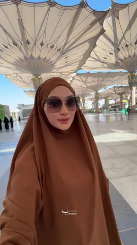 Bismillahirrahmanirrahim Di pertemukan dengan abaya set khimar Umrah ternyaman ✨ Raihanun set FK  Mina caramel 🤎 📍Madinah 