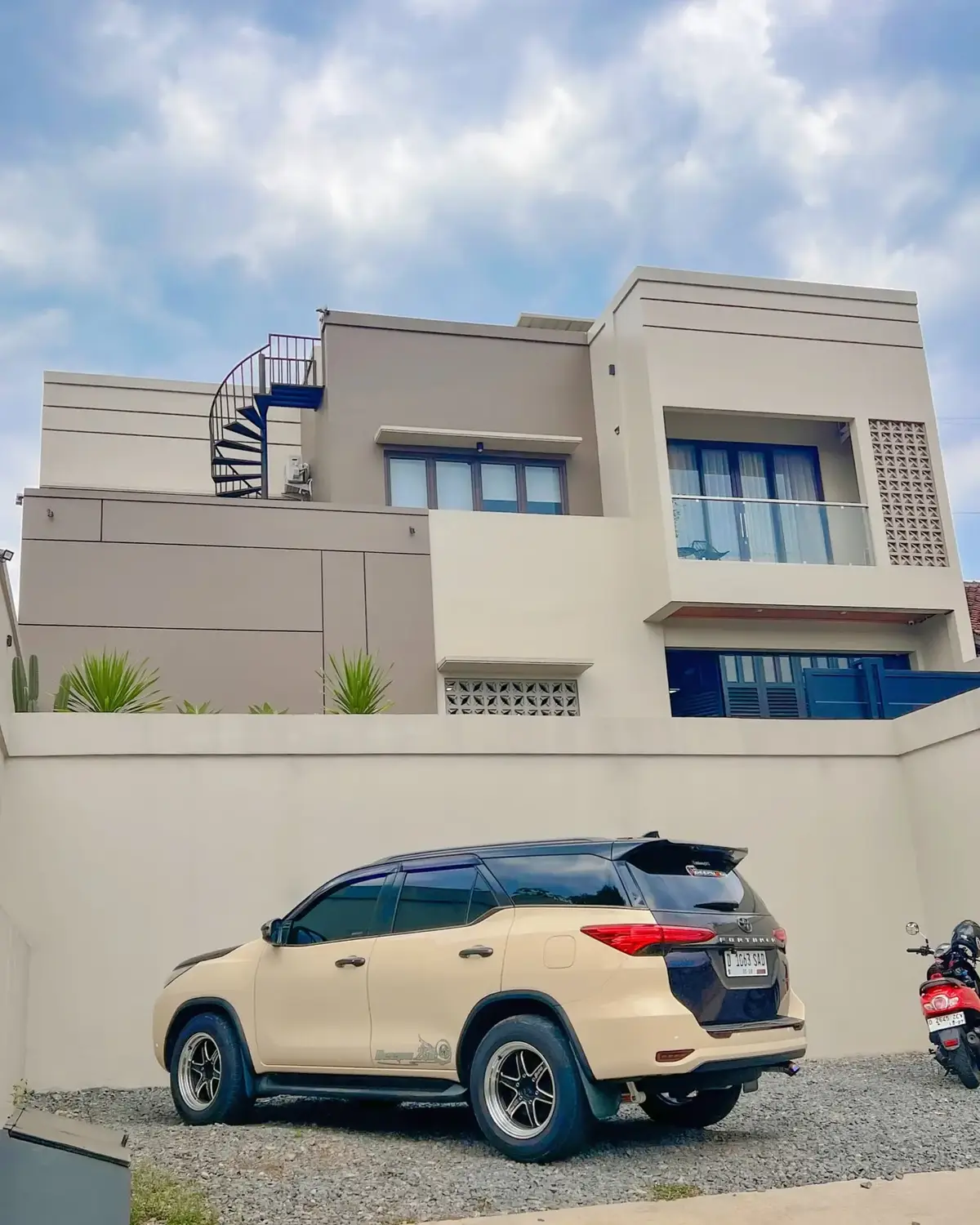 Inspirasi fasad rumah 🥰 credit 🎥 @aldianty1717  #inspirasiruanganindaman #rumahminimalis #desainrumahminimalis #dekorasiruanganinterior 