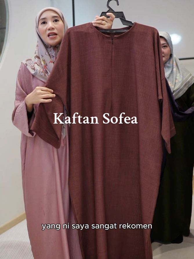 Materal cotton linen ni sangat-sangat sesuai untuk sis yang kuat berpeluh. Ironless dan yang penting sejuk dan selesa je kalau pakai.. Memang berkualiti dan berbaloi 😍 #dearcarynn #teamcarynn #kaftansofea 