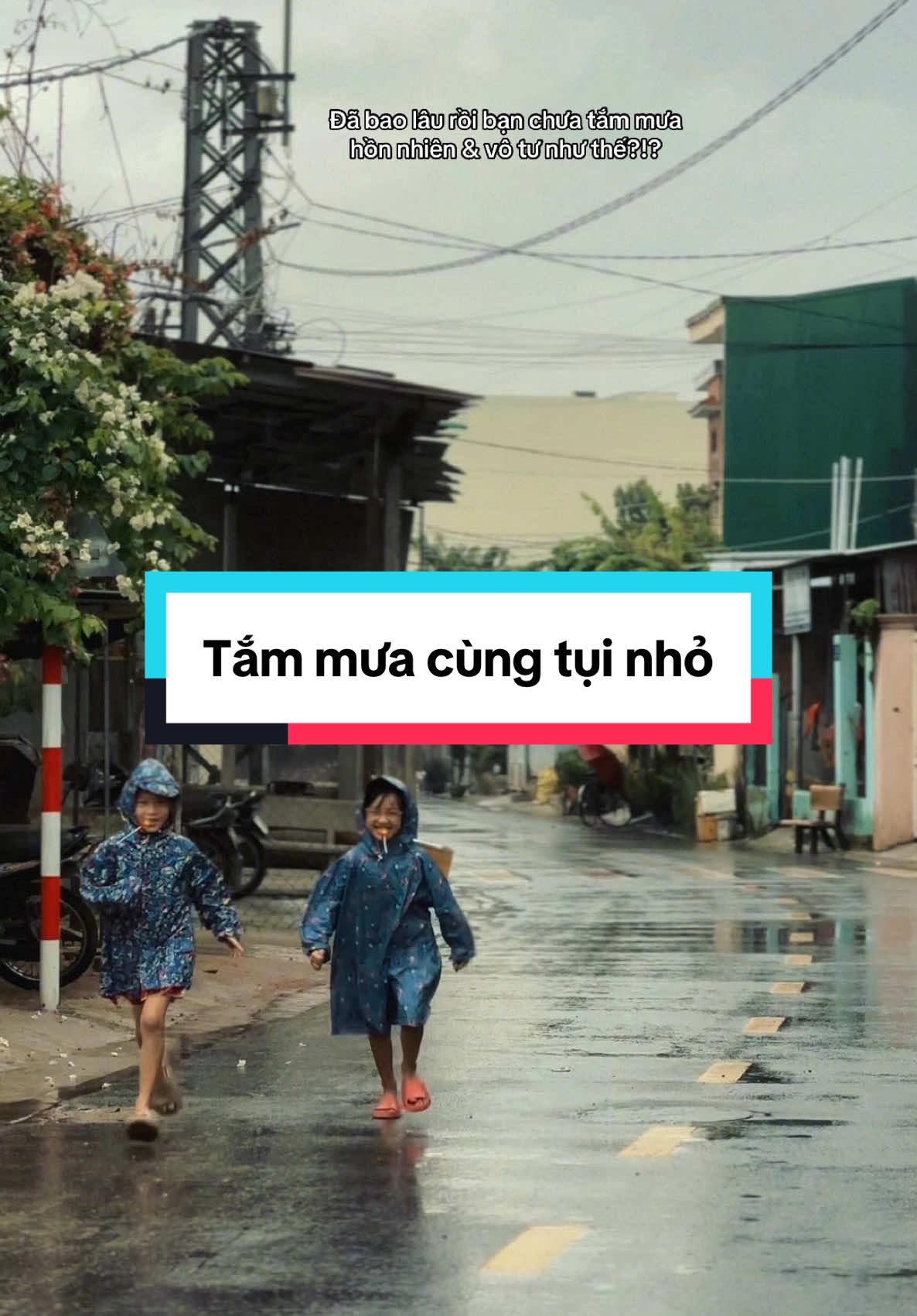 Hồi nhỏ thấy có tí mưa là rủ tụi bạn trong xóm ào ra cùng tắm mưa và chạy nhảy khắp nơi cho dù sau đó về đứa nào cũng ướt nhẹp và bonus thêm trận la mắng của ba mẹ. Cơ mà thế lại vui, lại có cái kỷ niệm của tuổi thơ để rồi giờ khi nhìn thấy mấy đứa nhỏ này, ta lại thấy bóng dáng của ký ức xuất hiện đâu đây… #quangngailoco #quangngailocal #quangngaicity #daudoquangngai 