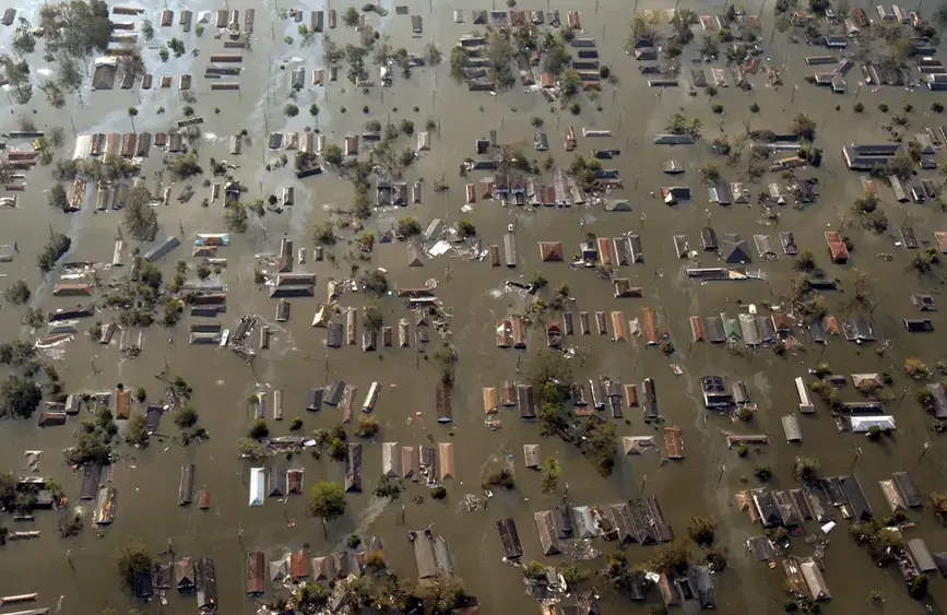 L'uragano Katrina è stato uno degli eventi meteorologici più devastanti nella storia degli Stati Uniti, colpendo il Golfo del Messico e, in particolare, New Orleans, Louisiana, nell'agosto del 2005. Si è formato come depressione tropicale il 23 agosto 2005 nel Mar dei Caraibi e, dopo aver attraversato la Florida il 28 agosto, si è intensificato nel Golfo, raggiungendo la categoria 5 con venti che superavano i 280 km/h. Il 29 agosto, Katrina ha colpito New Orleans, causando il collasso dei levees, le dighe che proteggevano la città, e portando a inondazioni catastrofiche che hanno sommerso circa l'80% della città. Le conseguenze sono state devastanti: oltre 1.800 persone hanno perso la vita, migliaia sono state costrette a evacuare, e i danni materiali sono stati stimati in oltre 125 miliardi di dollari. La risposta del governo federale e locale è stata ampiamente criticata per la sua lentezza e inefficacia, evidenziando gravi carenze nella preparazione e nella gestione dell'emergenza. Le immagini di persone bloccate sui tetti delle case e nei centri di evacuazione, come il Superdome, hanno scioccato il mondo e messo in luce le disuguaglianze sociali esistenti. La città di New Orleans ha affrontato una lunga e difficile fase di recupero, con molti residenti che non sono tornati. L'uragano ha portato a importanti riforme nella gestione delle emergenze a livello locale e nazionale, con investimenti significativi per migliorare le infrastrutture. Katrina ha anche ispirato opere artistiche e studi che hanno esplorato le questioni sociali ed economiche legate alla disuguaglianza razziale e alla povertà. Nel complesso, l'uragano Katrina rimane un punto di riferimento nella storia degli uragani e un monito sulla necessità di preparazione e resilienza di fronte ai disastri naturali. #fy 