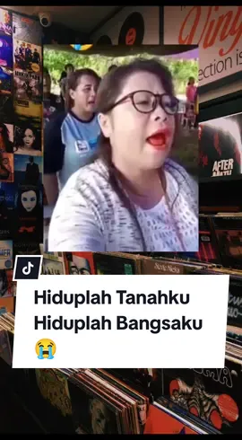 hiduplah Tanahku Hiduplah Bangsaku ibu-ibu #salahlirik #musiccomedy #indonesiaraya #videolucu 