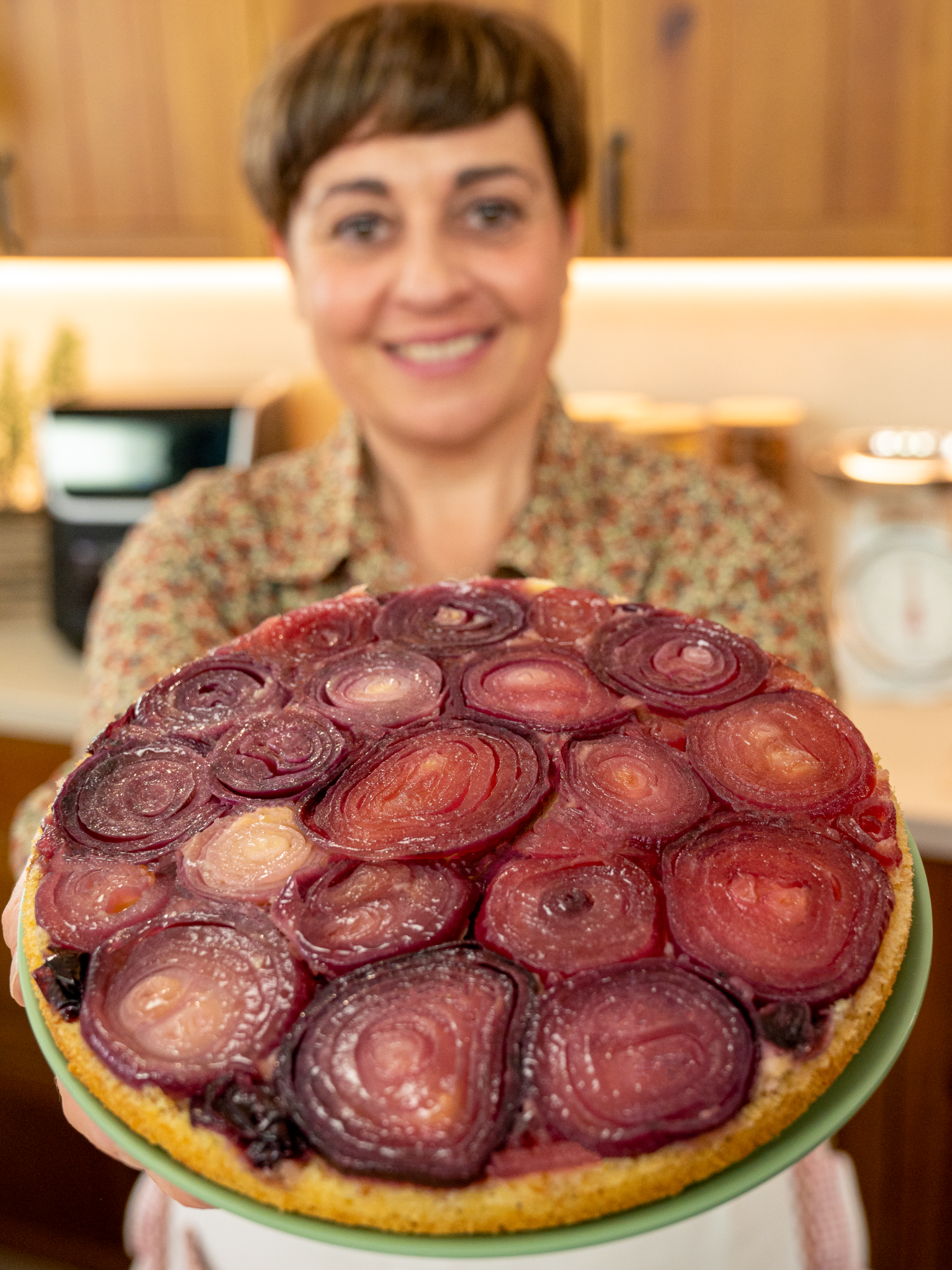 TORTA ROVESCIATA CIPOLLE ROSSE E TONNO Gustosa e scenografica, è perfetta come antipasto o come salvacena. INGREDIENTI PER LE CIPOLLE CARAMELLATE 4 cipolle rosse 80ml aceto di vino 2 cucchiai zucchero olio d’oliva q.b. sale fino q.b. PER L’IMPASTO 2 uova 1 cucchiaino sale fino 50g olio di semi 50ml latte 50g fecola di patate  70g farina 1/2 bustina Lievito per Friggitrice ad Aria 100g tonno sott’olio PROCEDIMENTO Tagliamo le cipolle a fette di circa mezzo cm di spessore.  Mettiamo un filo d’olio in padella, aggiungiamo le cipolle, un pizzico di sale e facciamole soffriggere, cercando di toccarle il meno possibile per non romperle.  Aggiungiamo lo zucchero e l’aceto e lasciamo sfumare. Mettiamo il coperchio e facciamo cuocere per circa 5 minuti. Poi togliamo il coperchio e lasciamo andare ancora per un paio di minuti, finché non si sarà asciugato tutto il liquido. Mentre le cipolle si raffreddano, prepariamo l’impasto: in una ciotola rompiamo le uova, aggiungiamo il sale e mescoliamo con una forchetta. Continuando a mescolare uniamo l’olio e il latte. Aggiungiamo poi la Fecola di Patate. Incorporiamo la farina un po’ alla volta continuando a mescolare. Uniamo il Lievito per Friggitrice ad Aria. Infine aggiungiamo il tonno ben sgocciolato e amalgamiamo per ottenere un impasto omogeneo.  Prendiamo una teglia a cerniera da 22 cm di diametro e, senza ungerla o infarinarla, sistemiamo sul fondo le fette di cipolle caramellate, facendo attenzione a non romperle. Versiamo l’impasto sulle cipolle e livelliamolo bene con una spatola. Posizioniamo la teglia nel cestello della friggitrice ad aria e facciamo cuocere a 160°C per 18 minuti. Lasciamo leggermente intiepidire e con un coltello passiamo lungo il bordo, poi togliamo l’anello della teglia.  Capovolgiamo infine la torta su un piatto da portata. Torta rovesciata di cipolle rosse e tonno pronta! #tortarovesciata #tortasalata #friggitriceadaria #recipe #ricettafacileeveloce #benedettarossi #fattoincasadabenedetta #cucinaitaliana