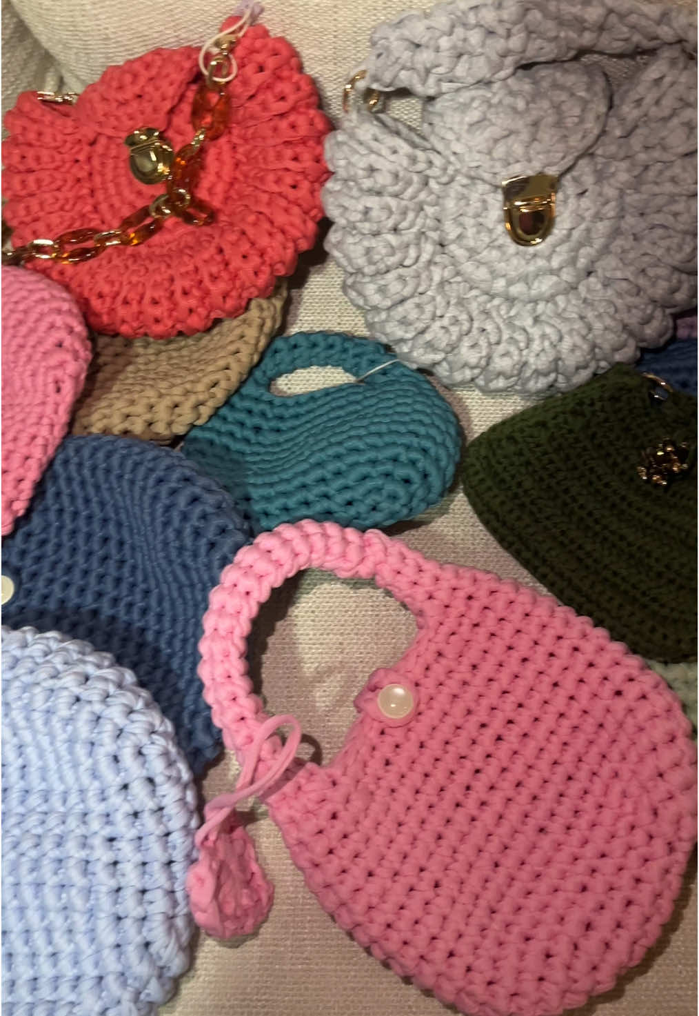 Necesito que me ayuden a conseguir estos sellos o etiquetas de tela 🥹 si saben de algo me dejan en los comentarios 🫶🏼 #crochet #carterascrochet 