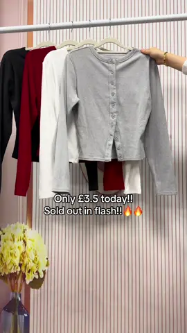 The material is so comfy and modest, great bargain today?!🥰🤗#tops #longsleeve #ribbedtee #autumnfashion #winterwear #tshirt #OOTD #casuafashion #modesty #spotlight #foryou #tiktokmademebuyit #blackfridayearlydeals 
