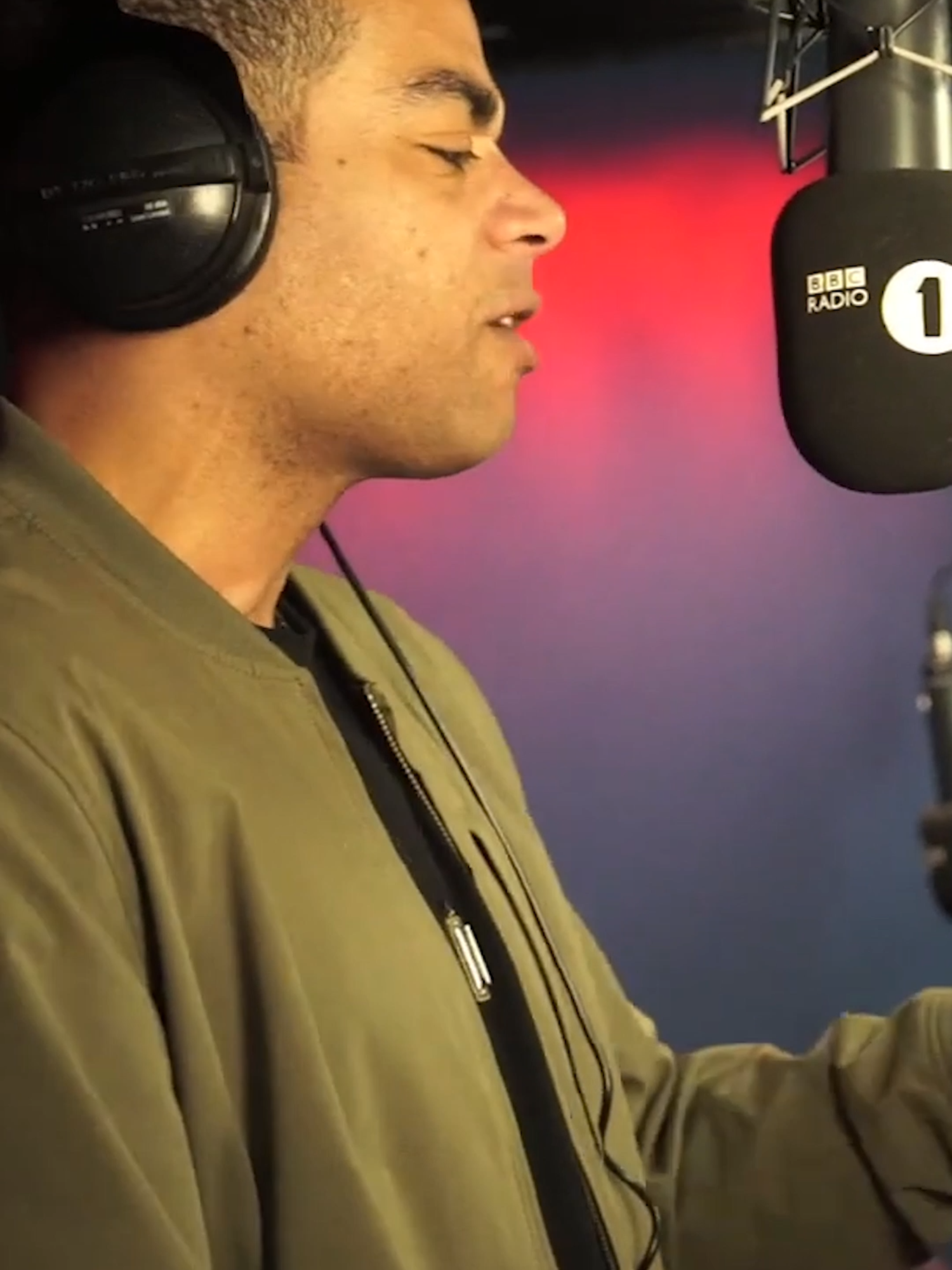 Actually kinda cold. A little appetite whetter for a new record next Friday. 18.10.24 #DocBrown #BenBaileySmith #CharlieSloth #FireInTheBooth #BBCRadio1 #UKRap #UKHipHop #Freestyle #Bars