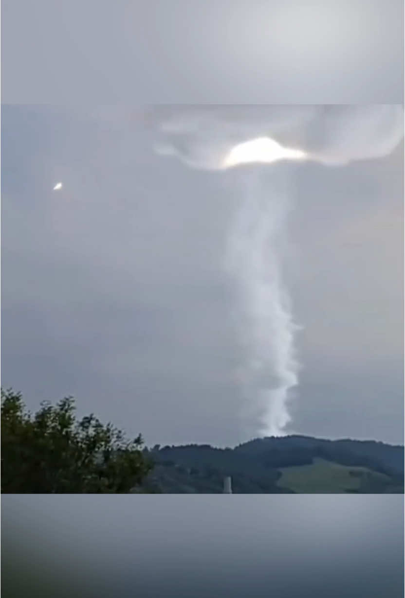 Un misil explota contra un Nave Ovni  que se escondía sobre unas nubes #aliens #ufo #UFO #parati #reels #ovni #UAP #extraterrestres #extraterrestres #navesovnis #area51 #LaGalaxia