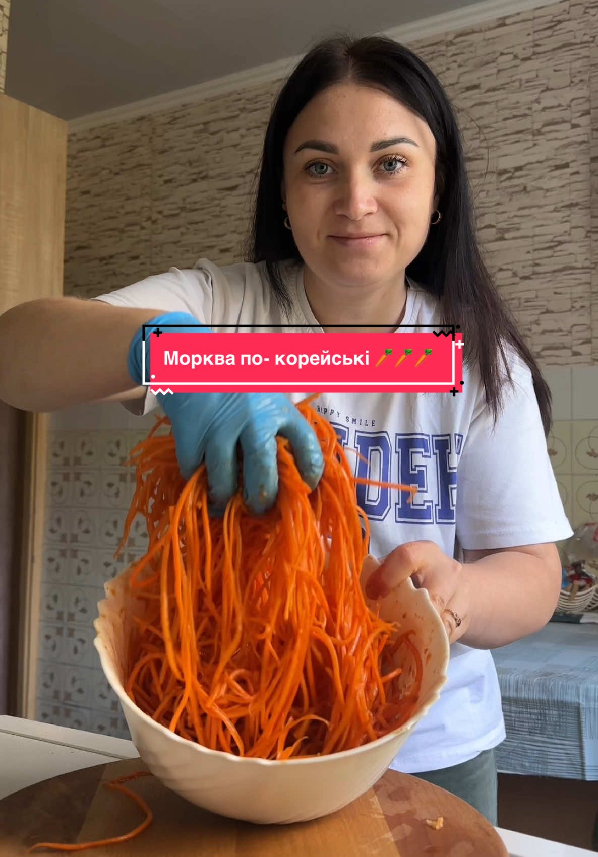 Морква по-корейські 🥕 1 кг моркви ( в мене 3 великі морквини) натераємо на терці , туди ж натираємо 3-5 зубочків часнику , в залежності як ви любите часник 🧄, я натерла 4 зубчика Заправка: 1ст.л солі 3ст.л цукру 1ст.л кориандру 1ст.л паприки 0,5ст.л червоного жгучого перцю 5ст.л олії 7ст. л оцту Заправку довести до кипіння та виливаємо зверху на часник з морквою ,гарно перемішуємо і можна їсти Чим довше вона настоїться , тим смачніше 👌