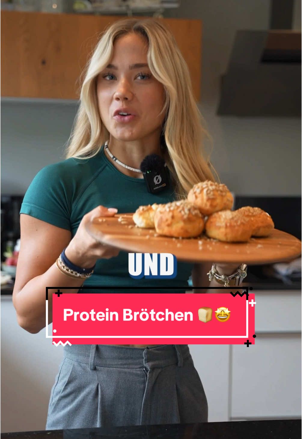 selbstgemachte Protein Brötchen wie vom Bäcker 🤫 ➡️ Nur 144 kcal pro Stück und ganze 14g Protein 😮‍💨 • diese Brötchen sind wirklich der absolute Hammer & super schnell gemacht! Und ihr braucht auch wirklich nicht viel 🤫 • Zutaten für 6 Brötchen:  - 160g Mehl - 40g More Protein Sahne*  - 11g Backpulver - 1 TL Salz - 200g Magerquark - 40ml Mandelmilch • ZUBEREITUNG: (Am besten nicht wie ich auf der Arbeitsfläche 🤡 gab Ärger von Mama 🙂) 1) Alle Zutaten miteinander vermengen & zu einem Teig verkneten. 2) Teig in 6 gleich große Teile teilen & Kugeln formen  3) 2 kcal Öl Spray drauf & anschließend noch optimal mit Sesam, Körnern, Salz, Käse etc. bestreuen. 4) bei 180 Grad Umluft ca 15-20 Minuten goldbraun backen ✅ • Am besten direkt Warm genießen 🤫 Damit macht abnehmen und Diät wirklich Spaß & durch das Protein sättigen die euch nochmal besser 🥰 • *anzeige (bei More sparst du dauerhaft am meisten mit Code “Lucy” 🩷 • Viel Spaß beim nachmachen 🫶🏻 Folge mir gerne für mehr Rezepte🤫