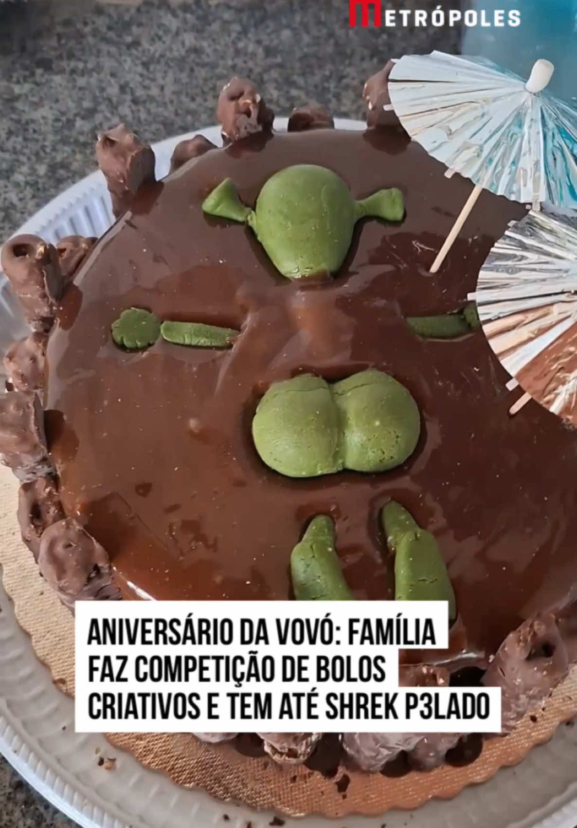 Na empolgação de celebrar o #aniversário da #avó, uma família inteira se uniu para realizar uma competição inusitada: decoração de #bolos. O resultado foi divulgado em um vídeo compartilhado nas redes sociais e impressionou. Dentre os doces confeitados, a avó viu um #bolo divertido no qual um carrinho de brinquedo chegava a passar dentro dele. Em outro, uma fazendinha foi criada com muita criatividade. Por fim, o rapaz que filmou os doces dispostos na mesa exibiu um bolo de chocolate no qual o personagem Shrek surge tomando banho. Ele se divertiu com o desenho. #TikTokNotícias 🎥 @pedroalves2045 | @myhoodbr 