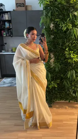 Mallus in Onam Saree >> #mallu #onamsaree #setsaree #onam #keralasaree 