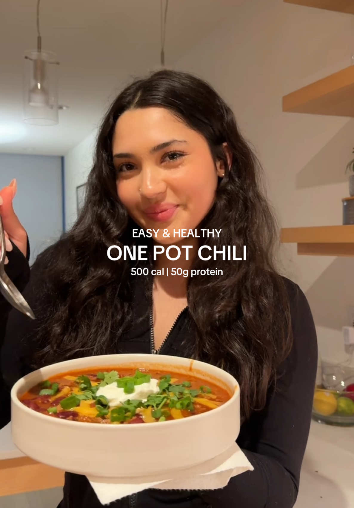 EASY HEALTHY ONE POT CHILI 🌶️ Recipe ⬇️  Makes 4 servings: 1 package 93% lean ground beef 2 cans kidney beans  1 can tomato sauce  1 can diced tomatoes  1tbs olive oil 1/2 white onion  1 jalapeño pepper 1 can chipotle pepper in adobo sauce (only use the sauce not the peppers) 2 cups bone broth (I used beef) 2tbs non fat plain greek yogurt  2tbs cheddar cheese  green onion & cilantro  paprika, garlic powder, chili powder, cumin, salt, pepper  Instructions: Add olive oil and ground meat to a pot over medium heat Dice jalapeños and onion  Add veggies to the pot with the beef, let sit for 5 minutes  Add all the canned ingredients including the bone broth and all the seasonings, stir, bring to a boil, simmer for at least 25 minutes (I let mine simmer for close to an hour)  Top with cheese, greek yogurt, green onion, and cilantro 🌿  SAVE FOR A RAINY DAY & THANK ME LATER 🫶🏼 1:1 fitness & nutrtion coaching on my page ✨  #fit #Fitness #Recipe #healthy #protein #onepot #chili #dinner #soup #fatloss #lowcalorie #healthyrecipes #recipes #easy #quickrecipes 