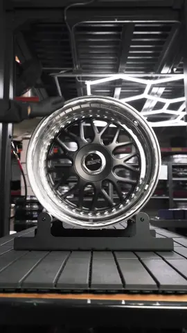 Spot the details🔬 The ES1 (2-Piece) wheel shown in our custom “Matte Black” finish paired with Hand Engraved Lips and Floater Caps #esr #wheels #esrwheels #fyp #foryou 