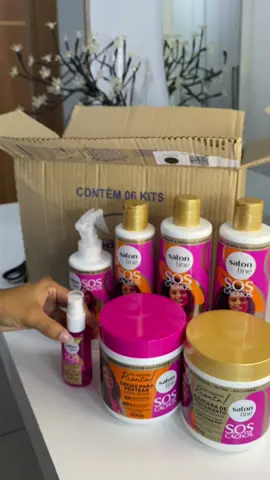 Acabei de receber a nova linha S.O.S Cachos DE REPENTE PRONTA da @Salon Line 🩷🩷🩷 A linha é formada por 7 produtos que oferecem a rotina completa com resultados incríveis em cada etapa.  E é claro que em breve vou trazer resenha testando todos os produtos e dando meu feedback pra vocês. 🩷  @Gabi Valério  #salonline #salonlinebrasil #soscachos #derepentesalonline #migssalonline #cachos #cacheadas 