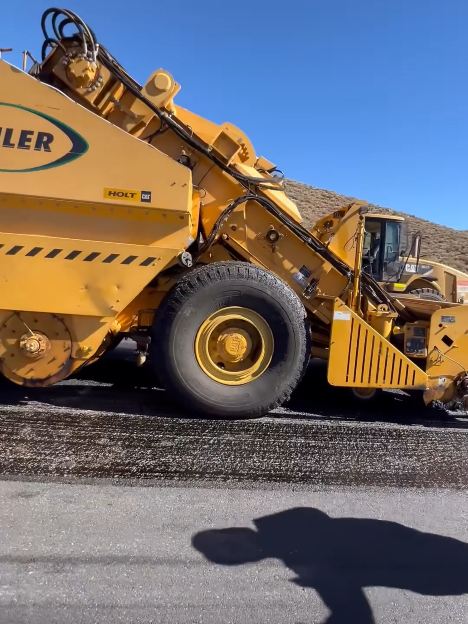 Gotta keep the boys hydrated 🎥: Jeremias Jonsson #asphaltpaving #asphaltlife #asphaltlifehotmix #bluecollar #beer