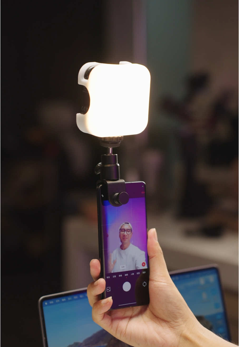 Vlogging just got easier with this PL81 clip-on light! #neewer #selfielight #vlogging #livestreaming #tiktoklighting #portablelight #contentcreator 