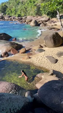 A beleza da paisagem da Ponta da Juatinga, em Paraty, tem a cereja do bolo a Praia de Cairuçu das Pedras. Por ficar isolado, o local é praticamente intocado pelo homem. São apenas 50m de faixa de areia com rochas, florestas, mar esverdeado e incrível vista panorâmica. E o melhor, essa piscina fica de frente para o mar, formando uma borda infinita. #paraty #lugaresincriveis #paratypasseios #cachoeira #paratyrj #fy #destinos #paratytiktokviral #viagem 