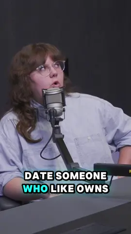 What could someone bring or wear to a first date that would make it an immediate no…? #dating #redflag #beigeflag #comedy #onlinedating 