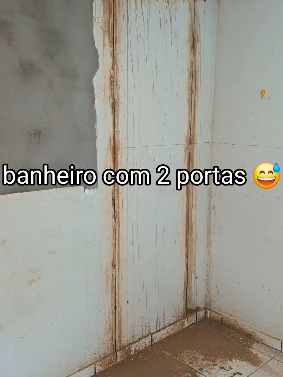 você já viu banheiro com 2 portas ?  #pedreiro #construção #obra #reforma 